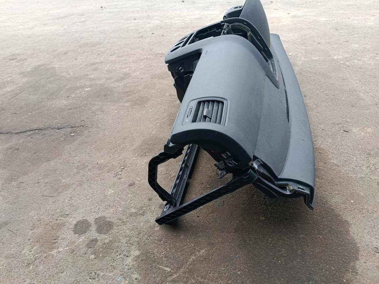 Вітаю зацікавлених на авто розборці Чемпіон !!!<br />
 Предметом оголошення є&nbsp;Торпедо Vw Golf 5 1K1858295 Панель Консоль<br />
 Фактичний стан на фото. Гарантія 14 днів на встановлення та перевірку<br />
 Висилаємо по всій Україні по передоплаті на транспортні витрати!<br />
 Наявність та асортимент на складі постійно змінюються.<br />
 Точні деталі уточняйте по телефону +380973363743 — фото 6