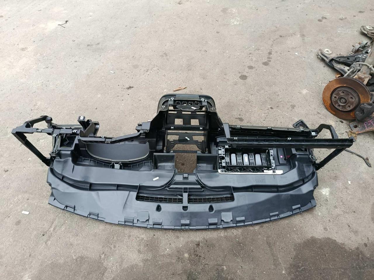 Вітаю зацікавлених на авто розборці Чемпіон !!!<br />
 Предметом оголошення є&nbsp;Торпедо Vw Golf 5 1K1858295 Панель Консоль<br />
 Фактичний стан на фото. Гарантія 14 днів на встановлення та перевірку<br />
 Висилаємо по всій Україні по передоплаті на транспортні витрати!<br />
 Наявність та асортимент на складі постійно змінюються.<br />
 Точні деталі уточняйте по телефону +380973363743 — фото 2