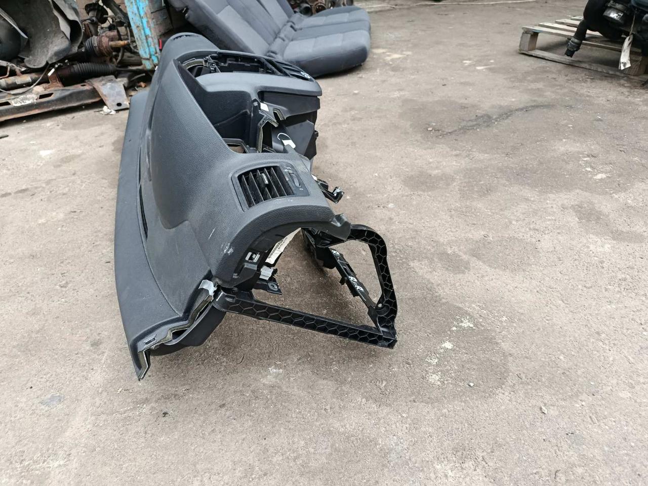 Вітаю зацікавлених на авто розборці Чемпіон !!!<br />
 Предметом оголошення є&nbsp;Торпедо Vw Golf 5 1K1858295 Панель Консоль<br />
 Фактичний стан на фото. Гарантія 14 днів на встановлення та перевірку<br />
 Висилаємо по всій Україні по передоплаті на транспортні витрати!<br />
 Наявність та асортимент на складі постійно змінюються.<br />
 Точні деталі уточняйте по телефону +380973363743 — фото 3