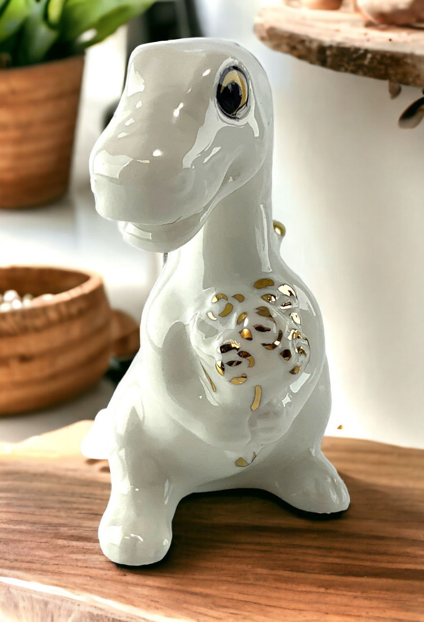 Дракон з букетом білий (8,8 х 4.5 х 8.3 см)