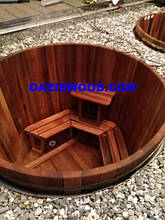 Джакузі з термодерева з підігрівом і підсвічуванням.