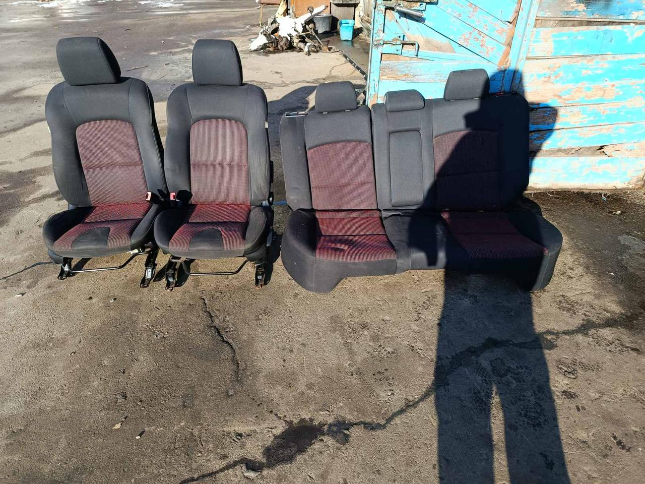 Вітаю зацікавлених на авто розборці Чемпіон !!!<br />
 Предметом оголошення є&nbsp;Сидіння Mazda 3 BK 03-09 Салон Мазда 3 Передні Задні<br />
 ціна за комплект<br />
 Фактичний стан на фото. Гарантія 14 днів на встановлення та перевірку<br />
 Висилаємо по всій Україні по передоплаті на транспортні витрати!<br />
 Наявність та асортимент на складі постійно змінюються.<br />
 Точні деталі уточняйте по телефону +380973363743 — фото 1