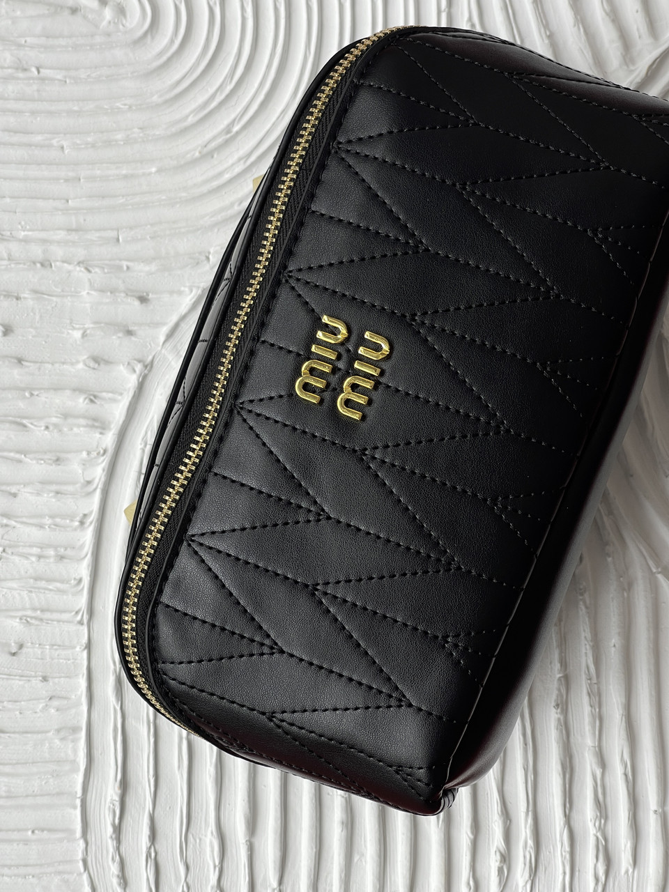 Жіноча косметичка Miu Miu чорний золото Міу Міу Міу, фото 1
