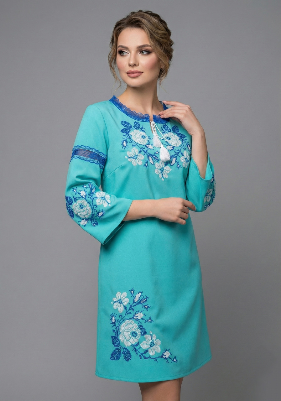 Сучасне вишите плаття великих розмірів з довгим рукавом  на бірюзової тканини