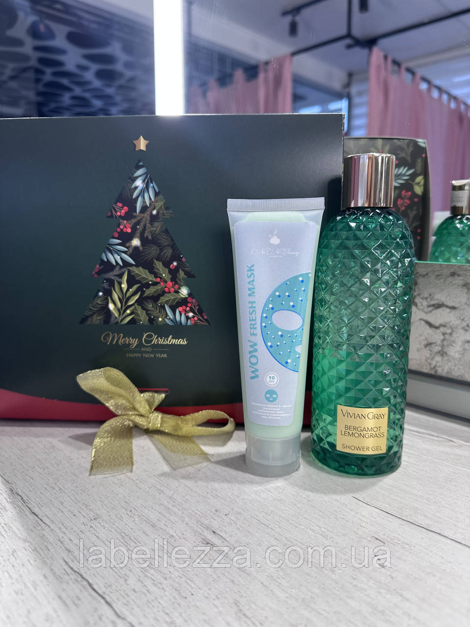 Набір в новорічному пакуванні: маска для обличчя охолоджуюча, гель для душу