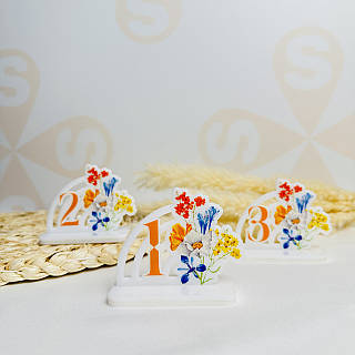 Табличка з номером на стіл з квітами. Акрилові номери на столи з індивідуальним дизайном та можливістю додати Ваш логотип.