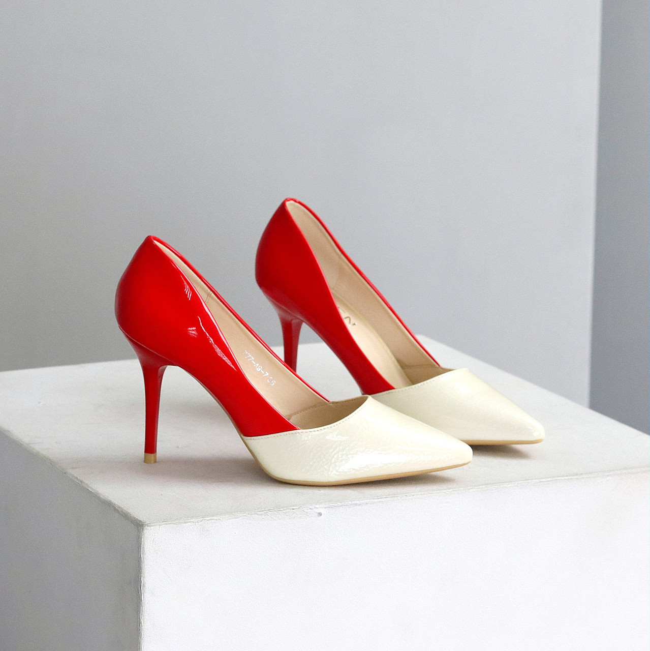 Ефектні червоні молочні туфлі човники на шпильці до свят, фото 1