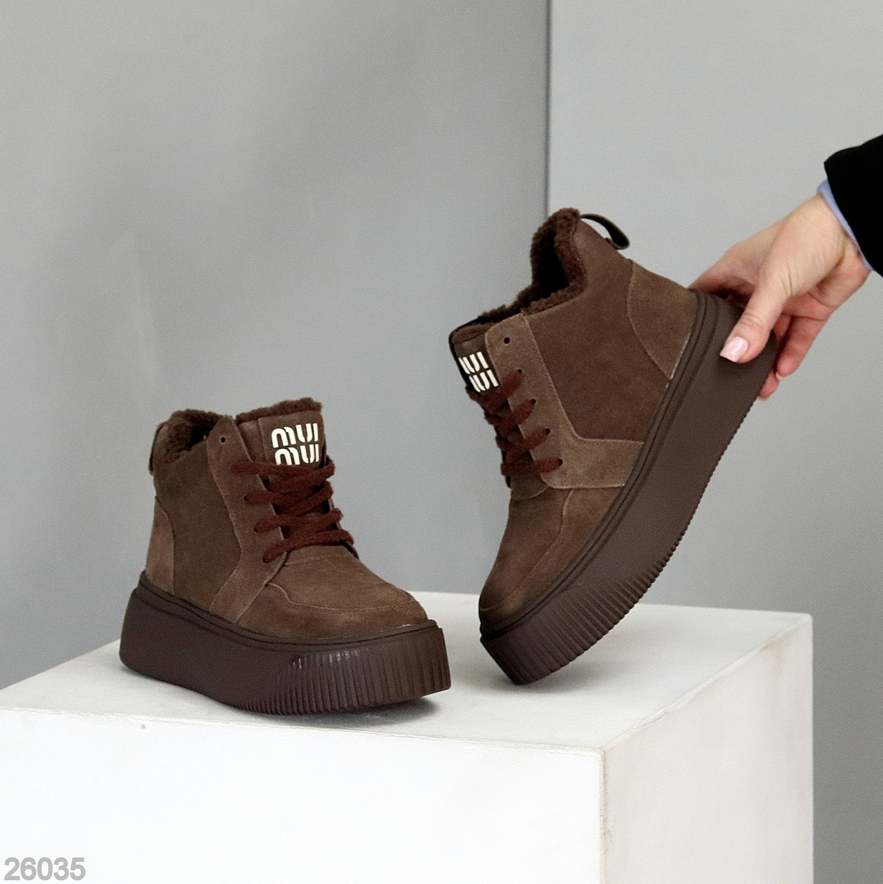 Стильні замшеві теплі черевики на рифленій підошві колір Шоколад, фото 1