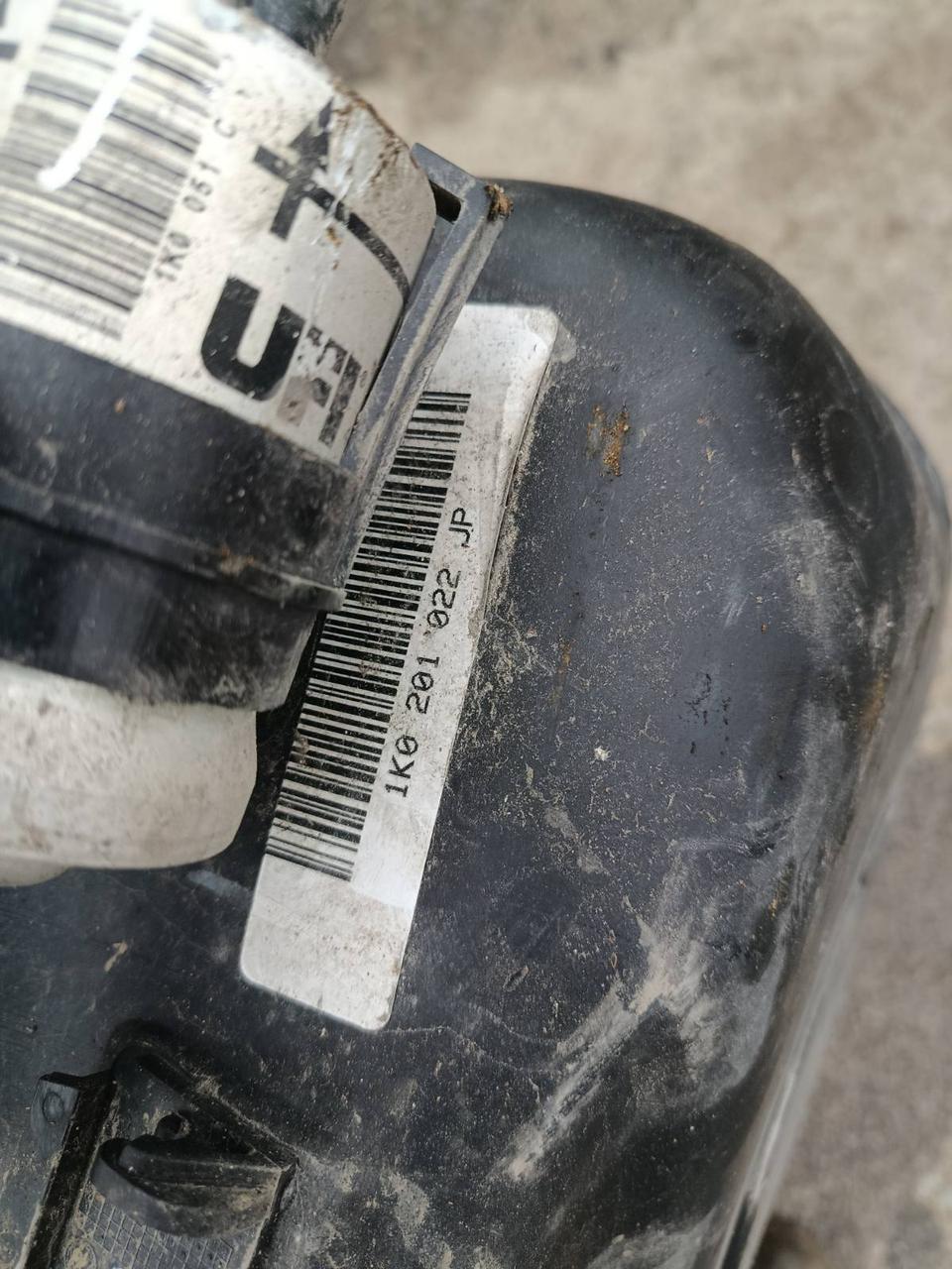 Вітаю зацікавлених на авто розборці Чемпіон !!!<br />
 Предметом оголошення є&nbsp;Бак Паливний Vw Golf 5 6 1.4 1.8 1K0201022JP Бензобак Audi a3<br />
 Фактичний стан на фото. Гарантія 14 днів на встановлення та перевірку<br />
 Висилаємо по всій Україні по передоплаті на транспортні витрати!<br />
 Наявність та асортимент на складі постійно змінюються.<br />
 Точні деталі уточняйте по телефону +380973363743 — фото 2