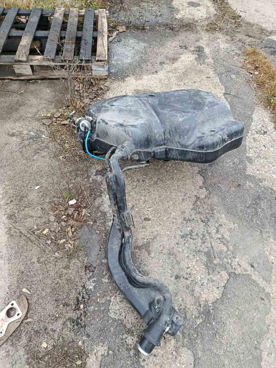 Вітаю зацікавлених на авто розборці Чемпіон !!!<br />
 Предметом оголошення є&nbsp;Бак Паливний Vw Golf 5 6 1.4 1.8 1K0201022JP Бензобак Audi a3<br />
 Фактичний стан на фото. Гарантія 14 днів на встановлення та перевірку<br />
 Висилаємо по всій Україні по передоплаті на транспортні витрати!<br />
 Наявність та асортимент на складі постійно змінюються.<br />
 Точні деталі уточняйте по телефону +380973363743 — фото 6