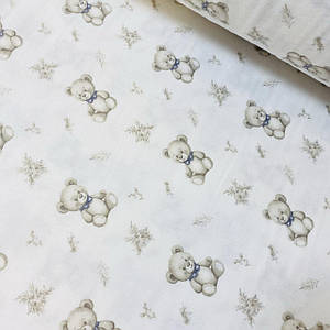 ОТРЕЗ (0,9*2,4 м) Фланелева тканина, сіро-бежеві відмедики з блакитними бантиками на білому (шир. 2,4 м) (FL-S-0230)