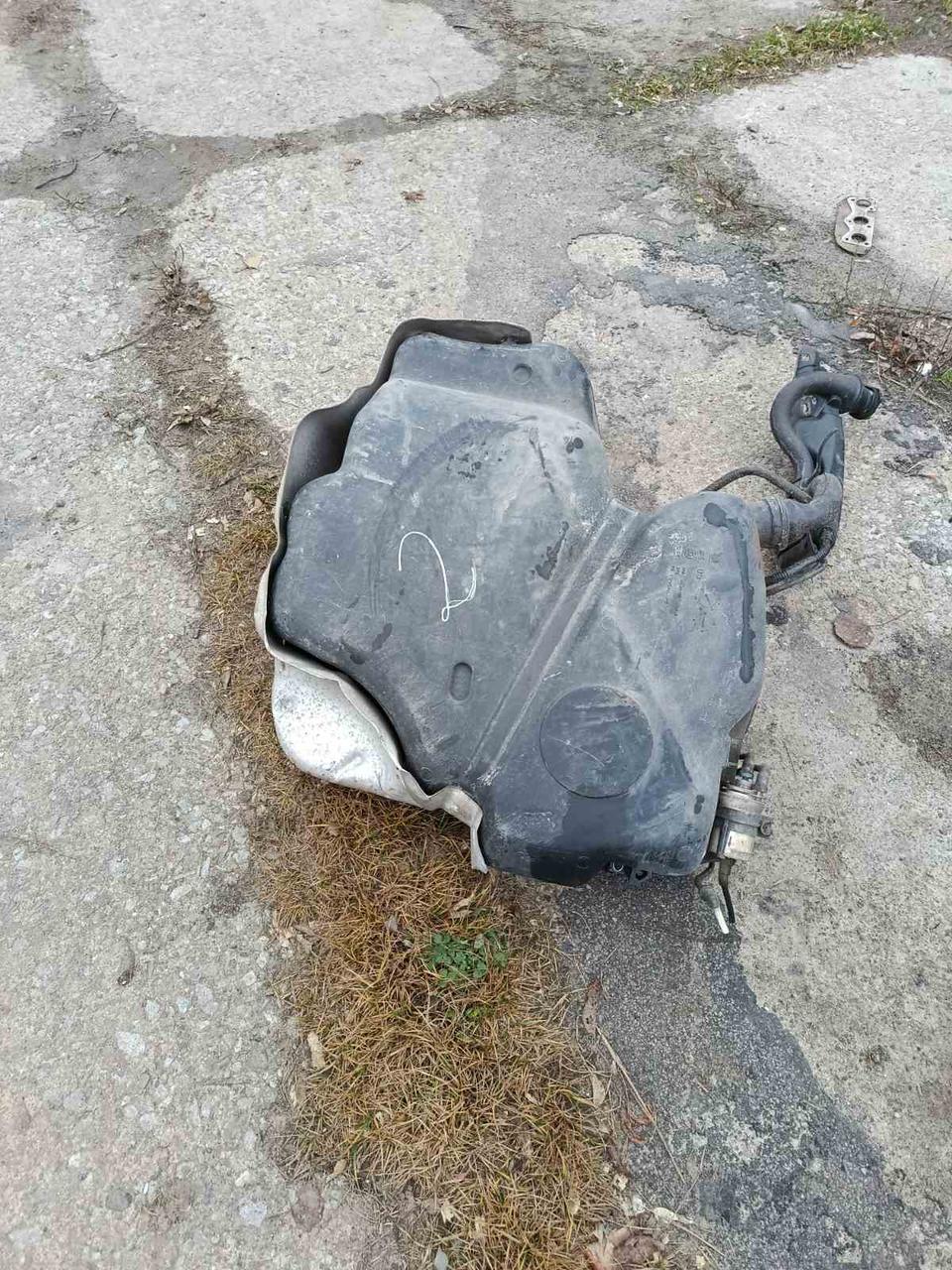 Вітаю зацікавлених на авто розборці Чемпіон !!!<br />
 Предметом оголошення є&nbsp;Бак Паливний Vw Golf 5 6 1.6 1k0201021md Бензобак Audi a3<br />
 Фактичний стан на фото. Гарантія 14 днів на встановлення та перевірку<br />
 Висилаємо по всій Україні по передоплаті на транспортні витрати!<br />
 Наявність та асортимент на складі постійно змінюються.<br />
 Точні деталі уточняйте по телефону +380973363743 — фото 3