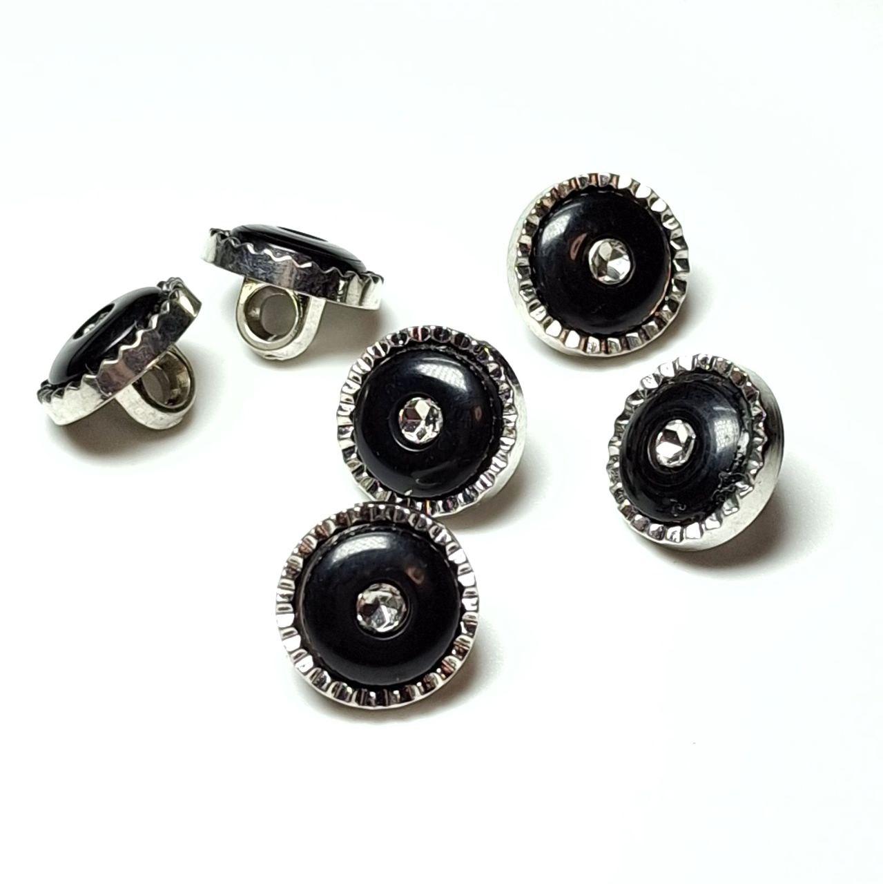 Ґудзик 12мм чорний зі сріблястим обідком круглий із прозорим блискучим каменем на ніжці, фото 1