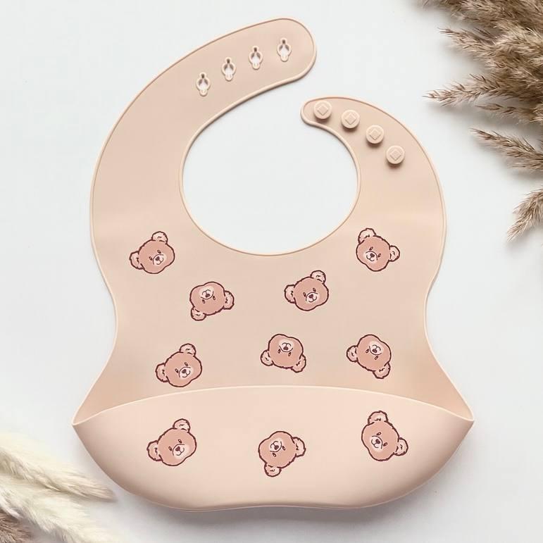Силіконовий слюнявчик принт Ведмедики (бежевий), нагрудник для годування з кишенею, фото 1