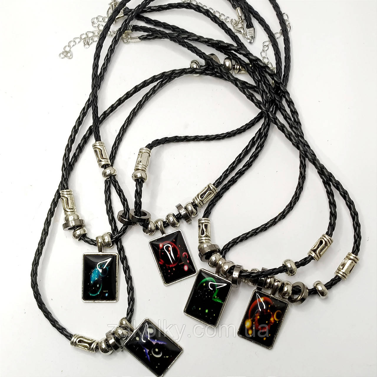 Кулон на шнурку.