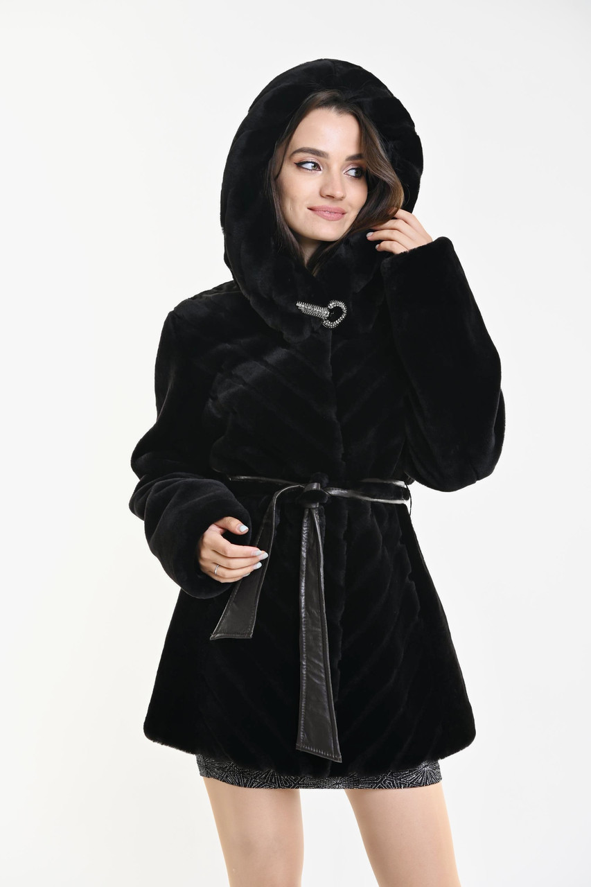 Шуба жіноча натуральна мутонова чорна укорочена з капюшоном і хутром норки