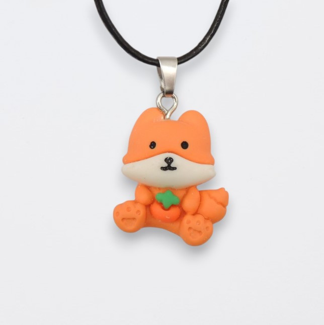 Кулон «Помаранчева лисичка з полуничкою» на шкіряному шнурку смола 3 см (шнурок 45+5 см), фото 1