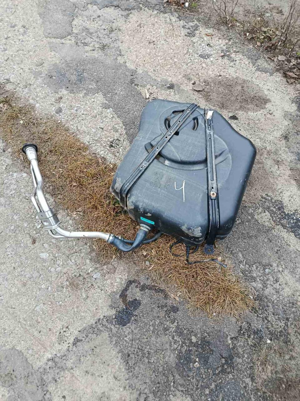 Вітаю зацікавлених на авто розборці Чемпіон !!!<br />
 Предметом оголошення є&nbsp;Бак Паливний Ford Focus 2 Бензобак C Max 3M519002SB 3M519K007SE<br />
 Фактичний стан на фото. Гарантія 14 днів на встановлення та перевірку<br />
 Висилаємо по всій Україні по передоплаті на транспортні витрати!<br />
 Наявність та асортимент на складі постійно змінюються.<br />
 Точні деталі уточняйте по телефону +380973363743 — фото 5