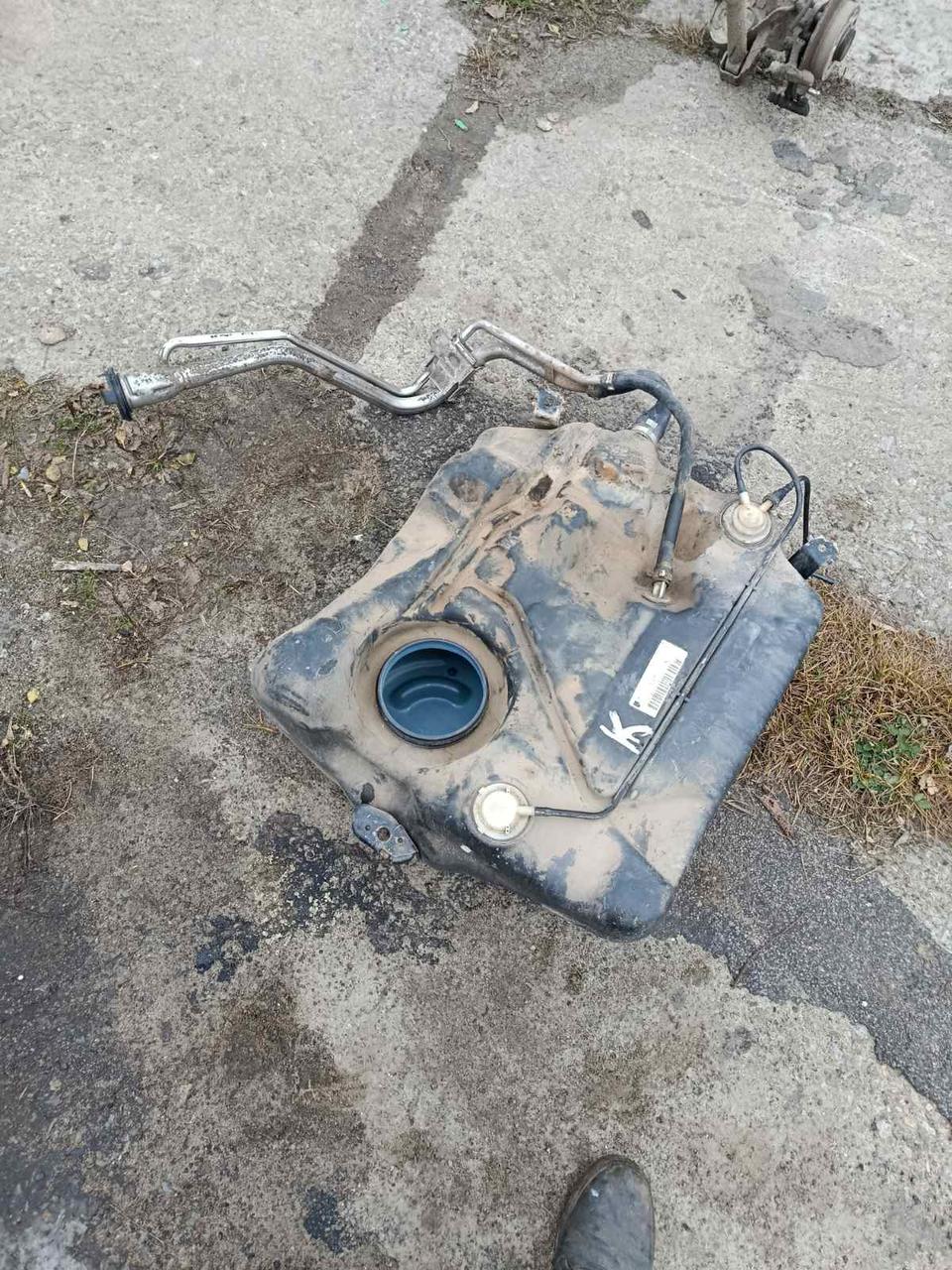 Вітаю зацікавлених на авто розборці Чемпіон !!!<br />
 Предметом оголошення є&nbsp;Бак Паливний Ford Focus 2 Бензобак C Max 3M519002SB 3M519K007SE<br />
 Фактичний стан на фото. Гарантія 14 днів на встановлення та перевірку<br />
 Висилаємо по всій Україні по передоплаті на транспортні витрати!<br />
 Наявність та асортимент на складі постійно змінюються.<br />
 Точні деталі уточняйте по телефону +380973363743 — фото 1