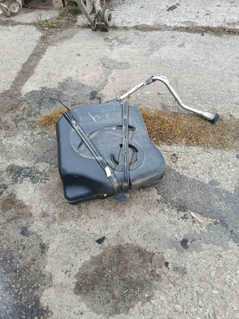 Вітаю зацікавлених на авто розборці Чемпіон !!!<br />
 Предметом оголошення є&nbsp;Бак Паливний Ford Focus 2 Бензобак C Max 3M519002SB 3M519K007SE<br />
 Фактичний стан на фото. Гарантія 14 днів на встановлення та перевірку<br />
 Висилаємо по всій Україні по передоплаті на транспортні витрати!<br />
 Наявність та асортимент на складі постійно змінюються.<br />
 Точні деталі уточняйте по телефону +380973363743 — фото 6