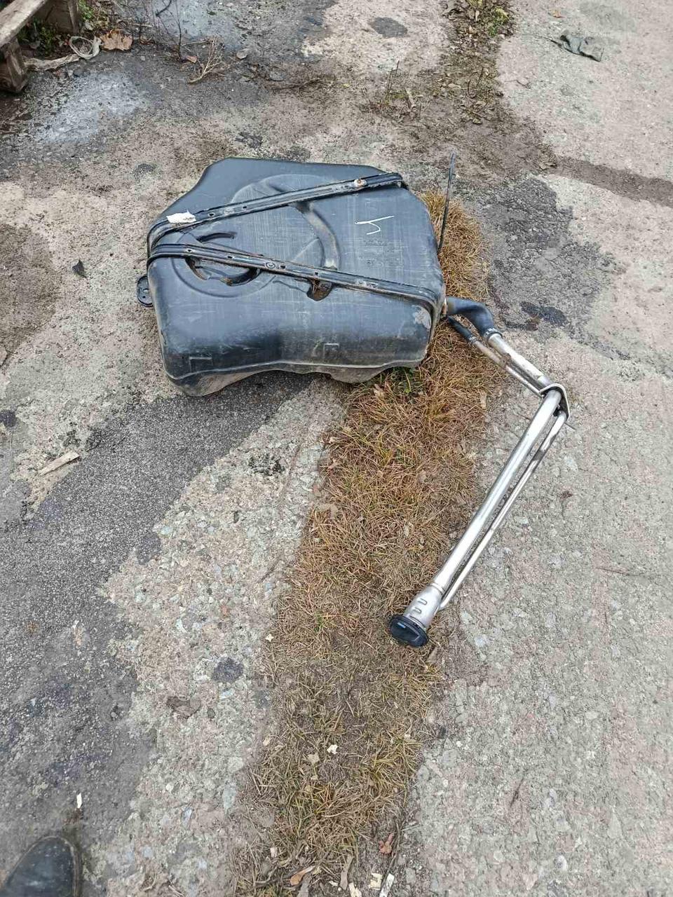 Вітаю зацікавлених на авто розборці Чемпіон !!!<br />
 Предметом оголошення є&nbsp;Бак Паливний Ford Focus 2 Бензобак C Max 3M519002SB 3M519K007SE<br />
 Фактичний стан на фото. Гарантія 14 днів на встановлення та перевірку<br />
 Висилаємо по всій Україні по передоплаті на транспортні витрати!<br />
 Наявність та асортимент на складі постійно змінюються.<br />
 Точні деталі уточняйте по телефону +380973363743 — фото 2