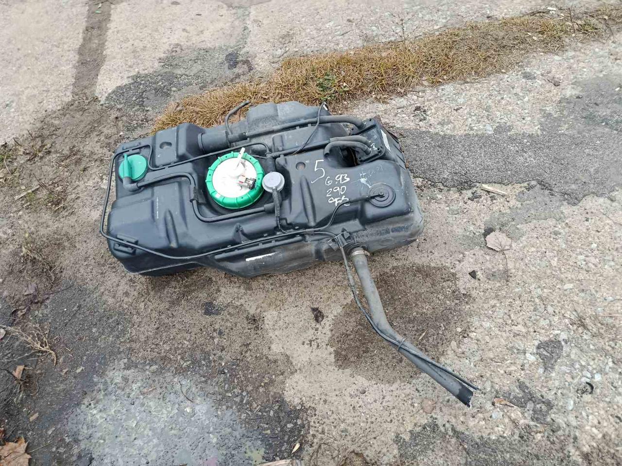 Вітаю зацікавлених на авто розборці Чемпіон !!!<br />
 Предметом оголошення є&nbsp;Бак Паливний Chrysler Pt 2.0 Cruiser Бензобак 05278541ac 05278543AC&nbsp;<br />
 Фактичний стан на фото. Гарантія 14 днів на встановлення та перевірку<br />
 Висилаємо по всій Україні по передоплаті на транспортні витрати!<br />
 Наявність та асортимент на складі постійно змінюються.<br />
 Точні деталі уточняйте по телефону +380973363743 — фото 1