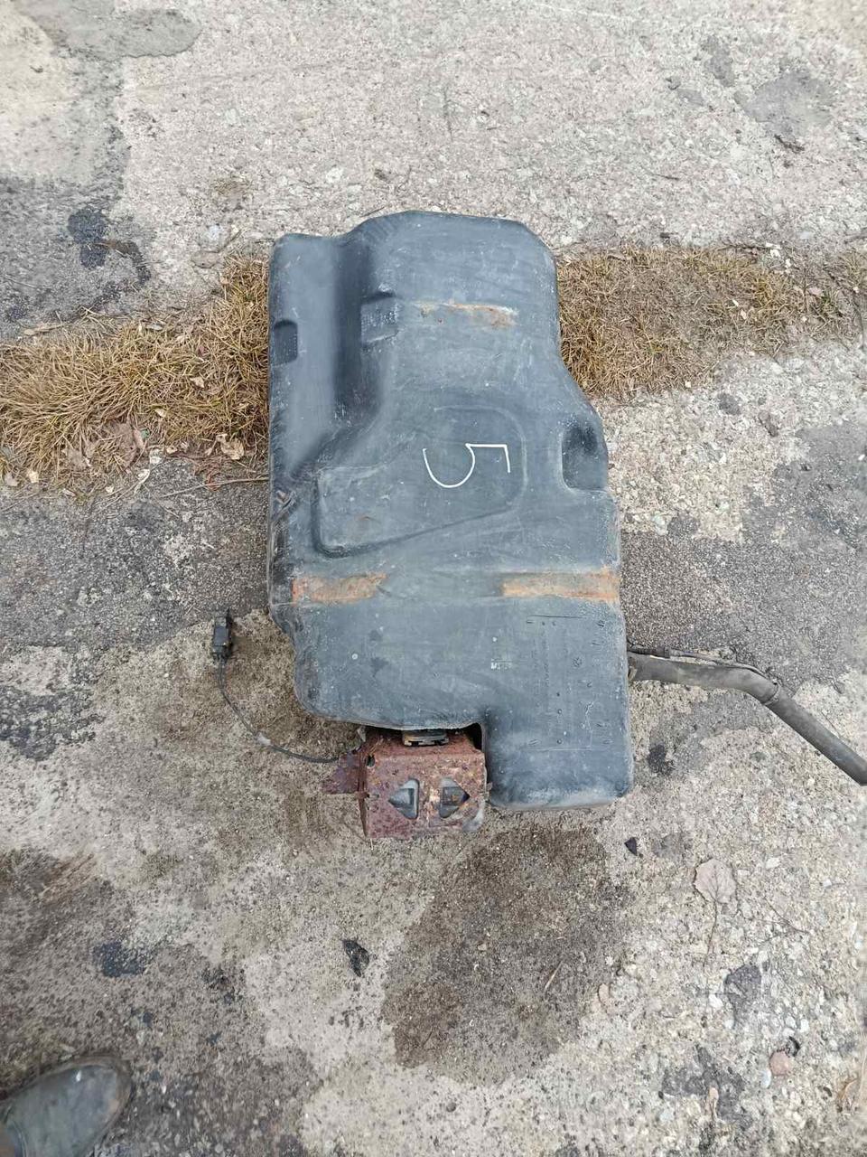 Вітаю зацікавлених на авто розборці Чемпіон !!!<br />
 Предметом оголошення є&nbsp;Бак Паливний Chrysler Pt 2.0 Cruiser Бензобак 05278541ac 05278543AC&nbsp;<br />
 Фактичний стан на фото. Гарантія 14 днів на встановлення та перевірку<br />
 Висилаємо по всій Україні по передоплаті на транспортні витрати!<br />
 Наявність та асортимент на складі постійно змінюються.<br />
 Точні деталі уточняйте по телефону +380973363743 — фото 4