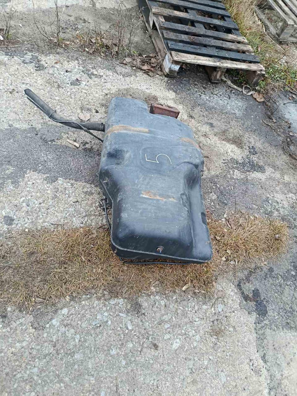 Вітаю зацікавлених на авто розборці Чемпіон !!!<br />
 Предметом оголошення є&nbsp;Бак Паливний Chrysler Pt 2.0 Cruiser Бензобак 05278541ac 05278543AC&nbsp;<br />
 Фактичний стан на фото. Гарантія 14 днів на встановлення та перевірку<br />
 Висилаємо по всій Україні по передоплаті на транспортні витрати!<br />
 Наявність та асортимент на складі постійно змінюються.<br />
 Точні деталі уточняйте по телефону +380973363743 — фото 5