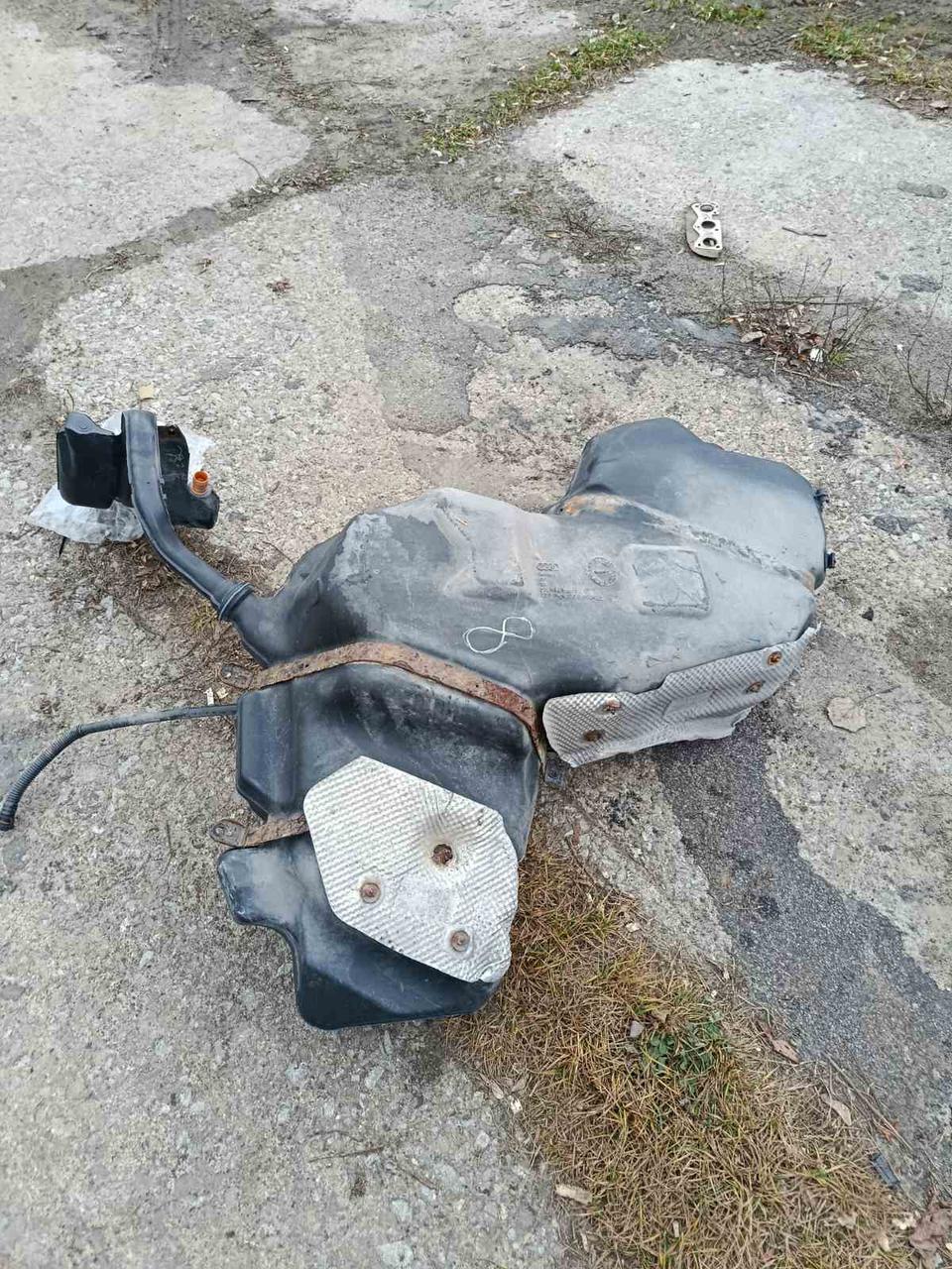 Вітаю зацікавлених на авто розборці Чемпіон !!!<br />
 Предметом оголошення є&nbsp;Бак Паливний Audi A4 B6 B7 1.9 Бензобак 372149&nbsp;<br />
 Фактичний стан на фото. Гарантія 14 днів на встановлення та перевірку<br />
 Висилаємо по всій Україні по передоплаті на транспортні витрати!<br />
 Наявність та асортимент на складі постійно змінюються.<br />
 Точні деталі уточняйте по телефону +380973363743 — фото 2