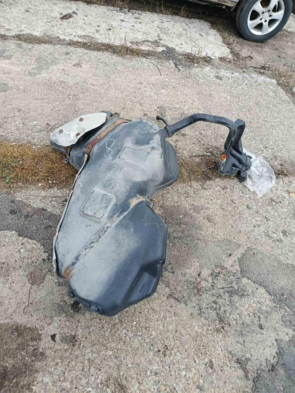 Вітаю зацікавлених на авто розборці Чемпіон !!!<br />
 Предметом оголошення є&nbsp;Бак Паливний Audi A4 B6 B7 1.9 Бензобак 372149&nbsp;<br />
 Фактичний стан на фото. Гарантія 14 днів на встановлення та перевірку<br />
 Висилаємо по всій Україні по передоплаті на транспортні витрати!<br />
 Наявність та асортимент на складі постійно змінюються.<br />
 Точні деталі уточняйте по телефону +380973363743 — фото 5