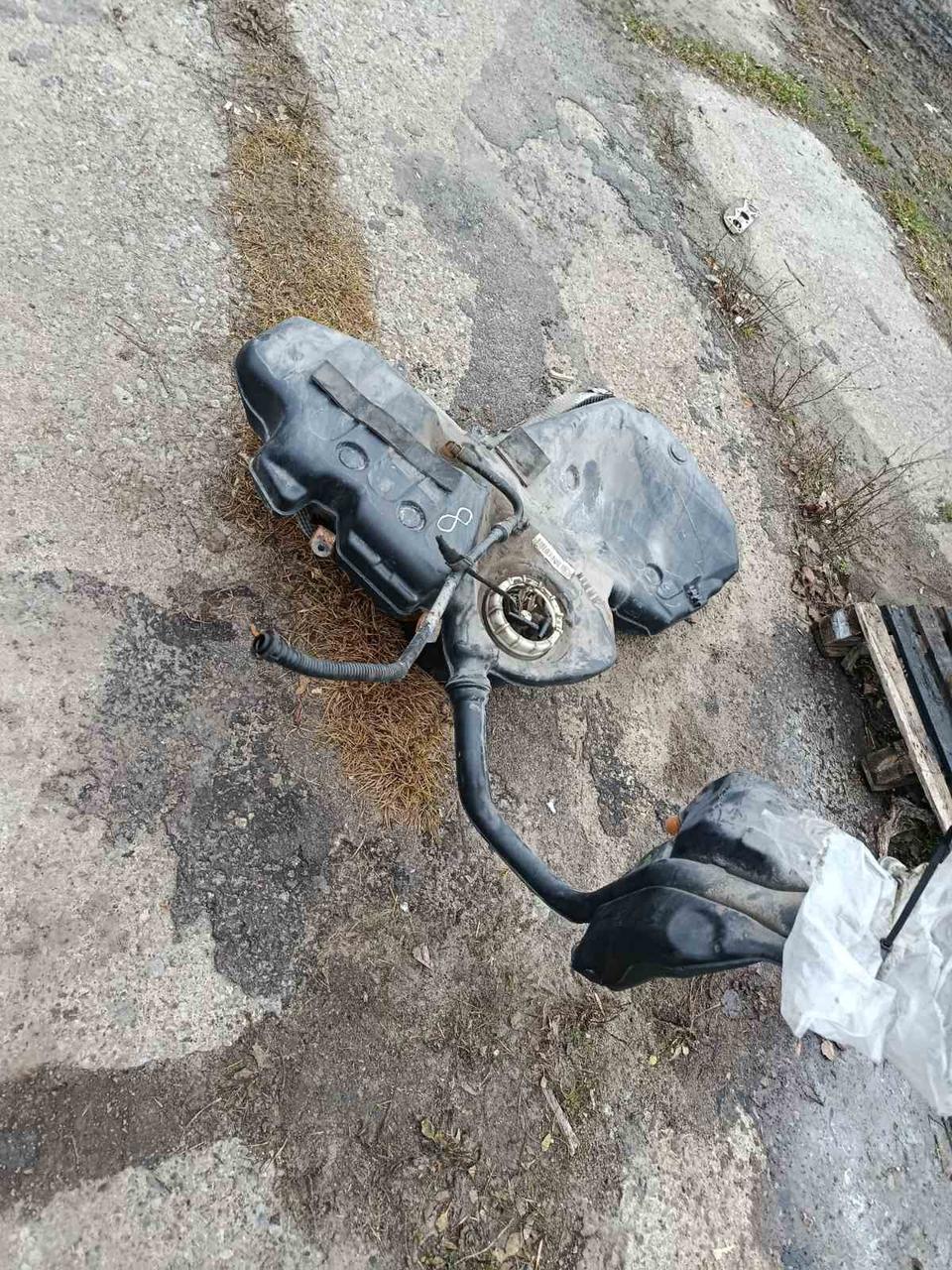 Вітаю зацікавлених на авто розборці Чемпіон !!!<br />
 Предметом оголошення є&nbsp;Бак Паливний Audi A4 B6 B7 1.9 Бензобак 372149&nbsp;<br />
 Фактичний стан на фото. Гарантія 14 днів на встановлення та перевірку<br />
 Висилаємо по всій Україні по передоплаті на транспортні витрати!<br />
 Наявність та асортимент на складі постійно змінюються.<br />
 Точні деталі уточняйте по телефону +380973363743 — фото 6