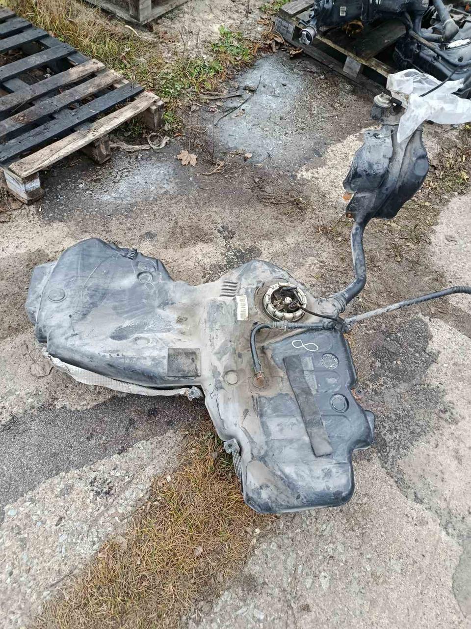 Вітаю зацікавлених на авто розборці Чемпіон !!!<br />
 Предметом оголошення є&nbsp;Бак Паливний Audi A4 B6 B7 1.9 Бензобак 372149&nbsp;<br />
 Фактичний стан на фото. Гарантія 14 днів на встановлення та перевірку<br />
 Висилаємо по всій Україні по передоплаті на транспортні витрати!<br />
 Наявність та асортимент на складі постійно змінюються.<br />
 Точні деталі уточняйте по телефону +380973363743 — фото 4