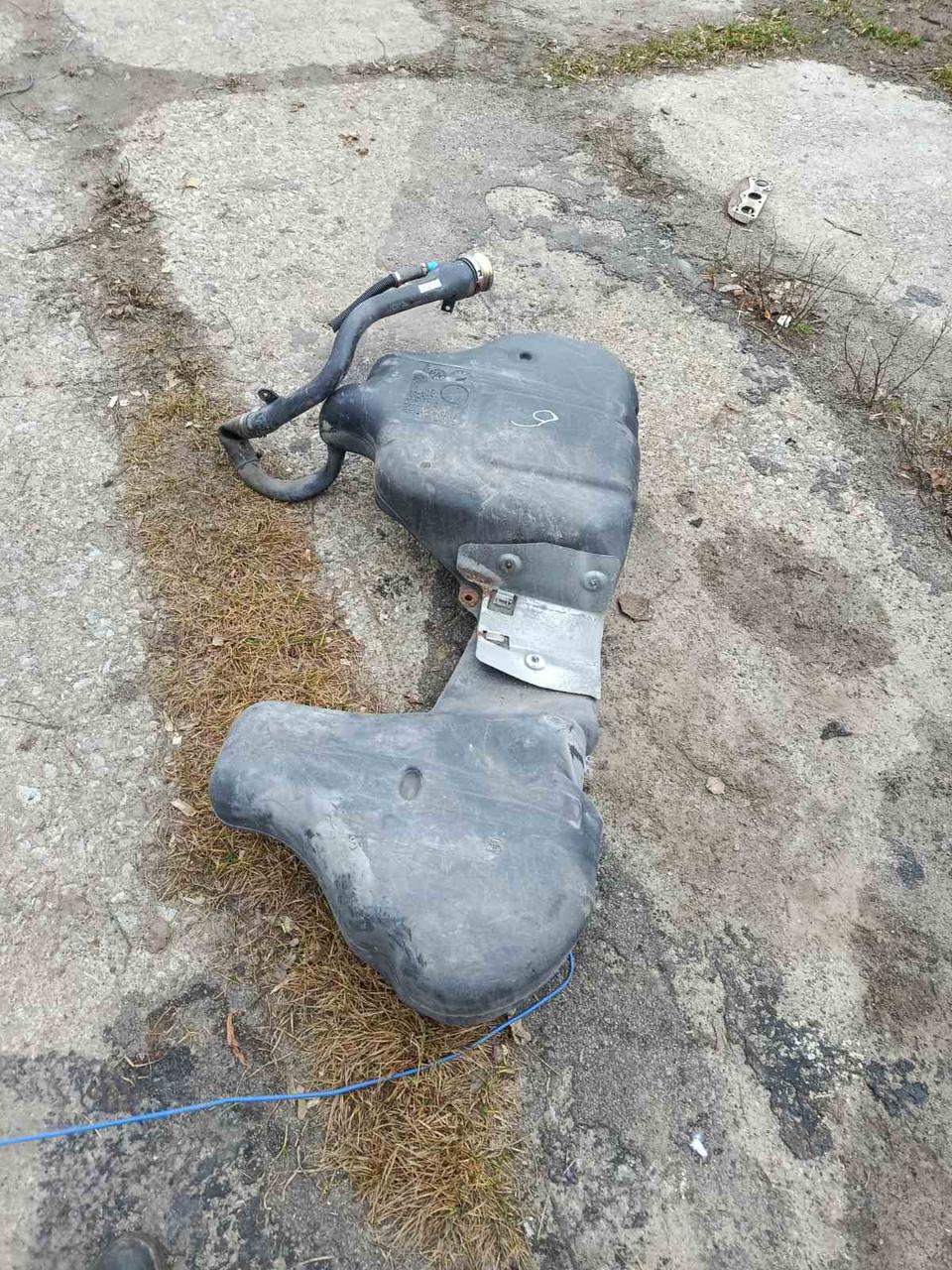 Вітаю зацікавлених на авто розборці Чемпіон !!!<br />
 Предметом оголошення є&nbsp;Бак Паливний Bmw E46 2.0 Бензобак 1184892&nbsp;<br />
 Фактичний стан на фото. Гарантія 14 днів на встановлення та перевірку<br />
 Висилаємо по всій Україні по передоплаті на транспортні витрати!<br />
 Наявність та асортимент на складі постійно змінюються.<br />
 Точні деталі уточняйте по телефону +380973363743 — фото 4