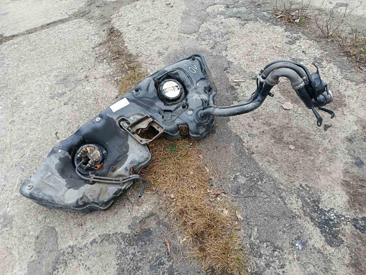 Вітаю зацікавлених на авто розборці Чемпіон !!!<br />
 Предметом оголошення є&nbsp;Бак Паливний Mercedes Benz C-Class W203 Бензобак A2034703001&nbsp;<br />
 Фактичний стан на фото. Гарантія 14 днів на встановлення та перевірку<br />
 Висилаємо по всій Україні по передоплаті на транспортні витрати!<br />
 Наявність та асортимент на складі постійно змінюються.<br />
 Точні деталі уточняйте по телефону +380973363743 — фото 4