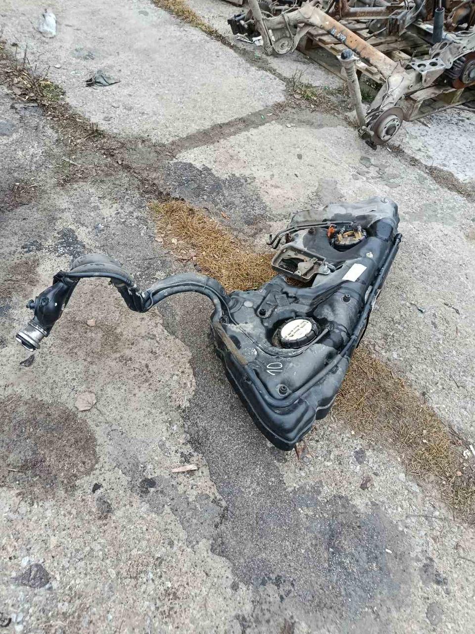 Вітаю зацікавлених на авто розборці Чемпіон !!!<br />
 Предметом оголошення є&nbsp;Бак Паливний Mercedes Benz C-Class W203 Бензобак A2034703001&nbsp;<br />
 Фактичний стан на фото. Гарантія 14 днів на встановлення та перевірку<br />
 Висилаємо по всій Україні по передоплаті на транспортні витрати!<br />
 Наявність та асортимент на складі постійно змінюються.<br />
 Точні деталі уточняйте по телефону +380973363743 — фото 1