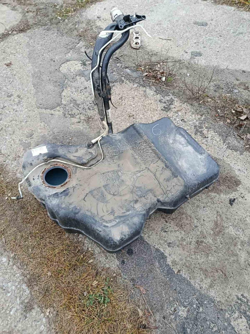 Вітаю зацікавлених на авто розборці Чемпіон !!!<br />
 Предметом оголошення є&nbsp;Бак Паливний Vw Passat B6 1.6 Fsi Бензобак 3C0201055AH<br />
 Фактичний стан на фото. Гарантія 14 днів на встановлення та перевірку<br />
 Висилаємо по всій Україні по передоплаті на транспортні витрати!<br />
 Наявність та асортимент на складі постійно змінюються.<br />
 Точні деталі уточняйте по телефону +380973363743 — фото 1