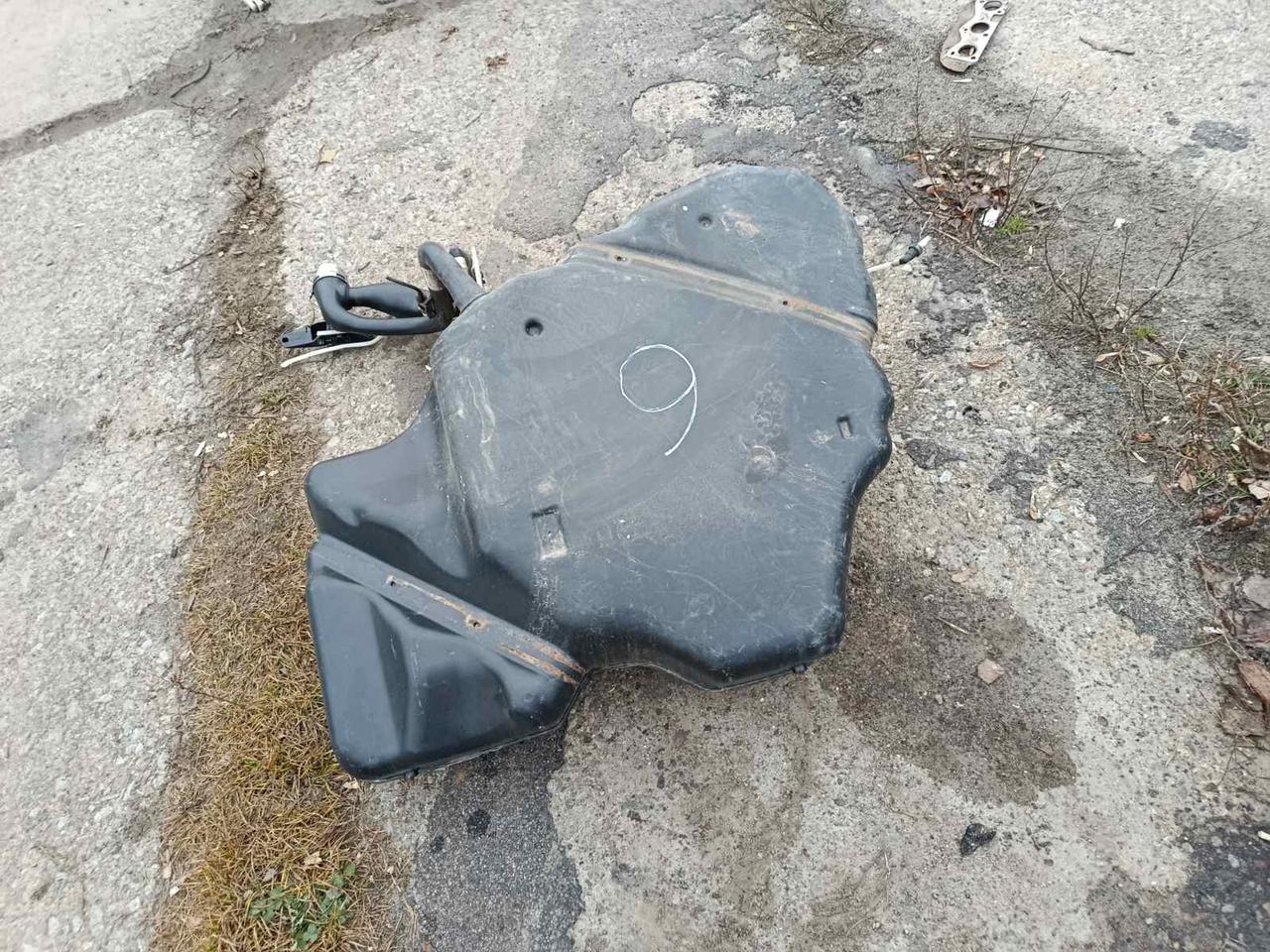 Вітаю зацікавлених на авто розборці Чемпіон !!!<br />
 Предметом оголошення є&nbsp;Бак Паливний Vw Passat B6 1.6 Fsi Бензобак 3C0201055AH<br />
 Фактичний стан на фото. Гарантія 14 днів на встановлення та перевірку<br />
 Висилаємо по всій Україні по передоплаті на транспортні витрати!<br />
 Наявність та асортимент на складі постійно змінюються.<br />
 Точні деталі уточняйте по телефону +380973363743 — фото 4