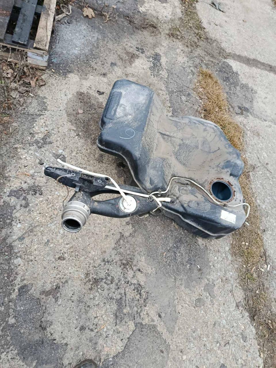 Вітаю зацікавлених на авто розборці Чемпіон !!!<br />
 Предметом оголошення є&nbsp;Бак Паливний Vw Passat B6 1.6 Fsi Бензобак 3C0201055AH<br />
 Фактичний стан на фото. Гарантія 14 днів на встановлення та перевірку<br />
 Висилаємо по всій Україні по передоплаті на транспортні витрати!<br />
 Наявність та асортимент на складі постійно змінюються.<br />
 Точні деталі уточняйте по телефону +380973363743 — фото 6