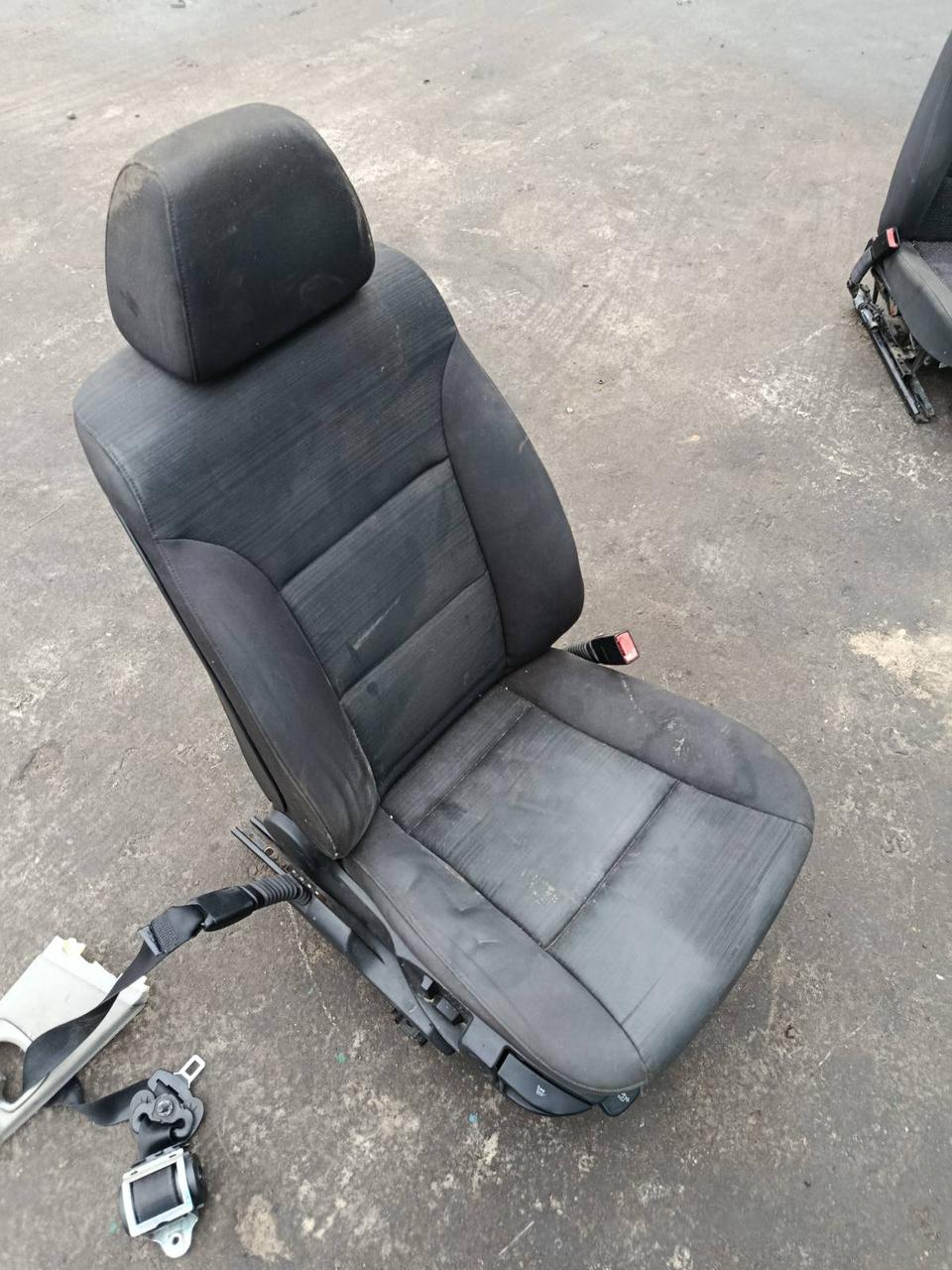 <p>Вітаю зацікавлених на авто розборці Чемпіон !!!<br />
 Предметом оголошення є&nbsp;Сидіння Переднє Праве Bmw E46<br />
 Фактичний стан на фото. Гарантія 14 днів на встановлення та перевірку<br />
 Висилаємо по всій Україні по передоплаті на транспортні витрати!<br />
 Наявність та асортимент на складі постійно змінюються.<br />
 Точні деталі уточняйте по телефону +380973363743</p> — фото 1