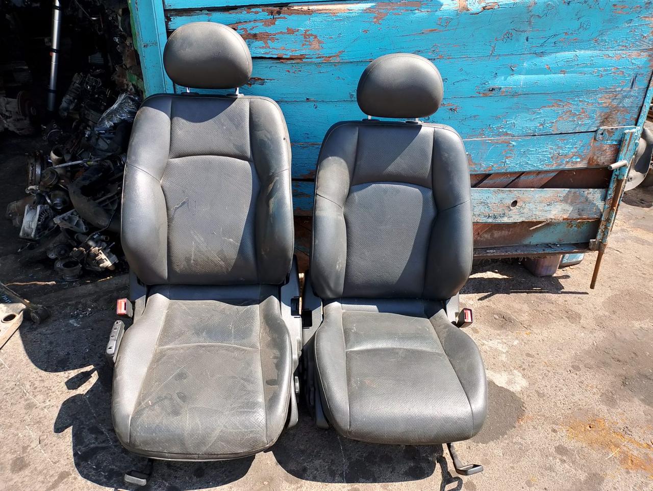 <p>Вітаю зацікавлених на авто розборці Чемпіон !!!<br />
 Предметом оголошення є&nbsp;Сидіння Mercedes Benz C-Class W203 Салон Передні Задні Шкіра</p>
 
 <p>Ціна вказана за комплект<br />
 Фактичний стан на фото. Гарантія 14 днів на встановлення та перевірку<br />
 Висилаємо по всій Україні по передоплаті на транспортні витрати!<br />
 Наявність та асортимент на складі постійно змінюються.<br />
 Точні деталі уточняйте по телефону +380973363743</p> — фото 1