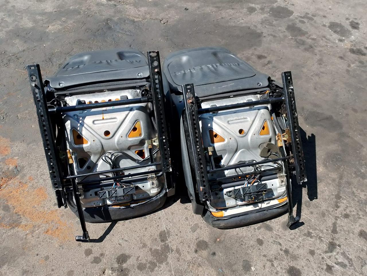 <p>Вітаю зацікавлених на авто розборці Чемпіон !!!<br />
 Предметом оголошення є&nbsp;Сидіння Mercedes Benz C-Class W203 Салон Передні Задні Шкіра</p>
 
 <p>Ціна вказана за комплект<br />
 Фактичний стан на фото. Гарантія 14 днів на встановлення та перевірку<br />
 Висилаємо по всій Україні по передоплаті на транспортні витрати!<br />
 Наявність та асортимент на складі постійно змінюються.<br />
 Точні деталі уточняйте по телефону +380973363743</p> — фото 6