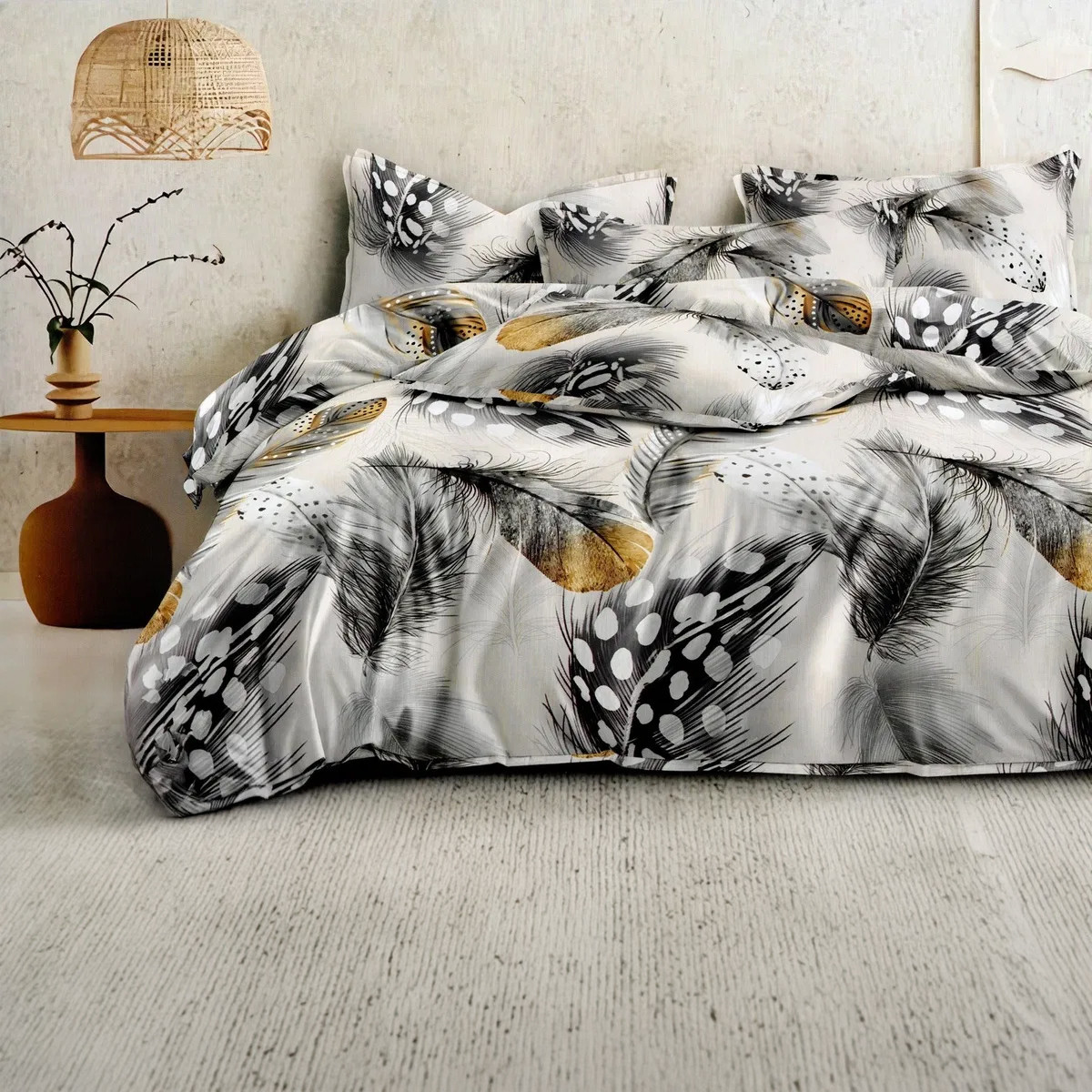 Постільна білизна Королева Ночі (Бязь) | Полуторний комплект | 50х70 | Різнокольорові пір'я, фото 1