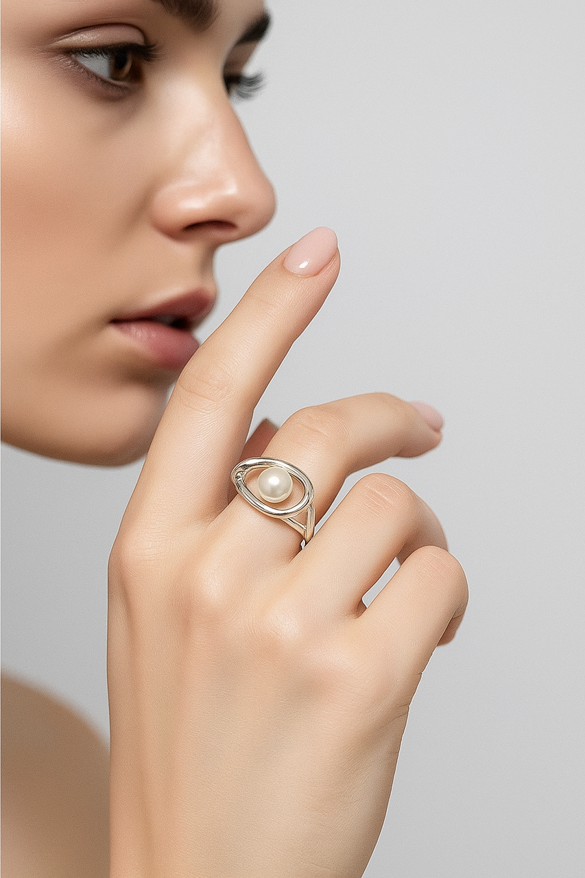 Срібна каблучка з натуральною перлиною — елегантна класика, що підкреслює витонченість і стиль 🤍✨, фото 1