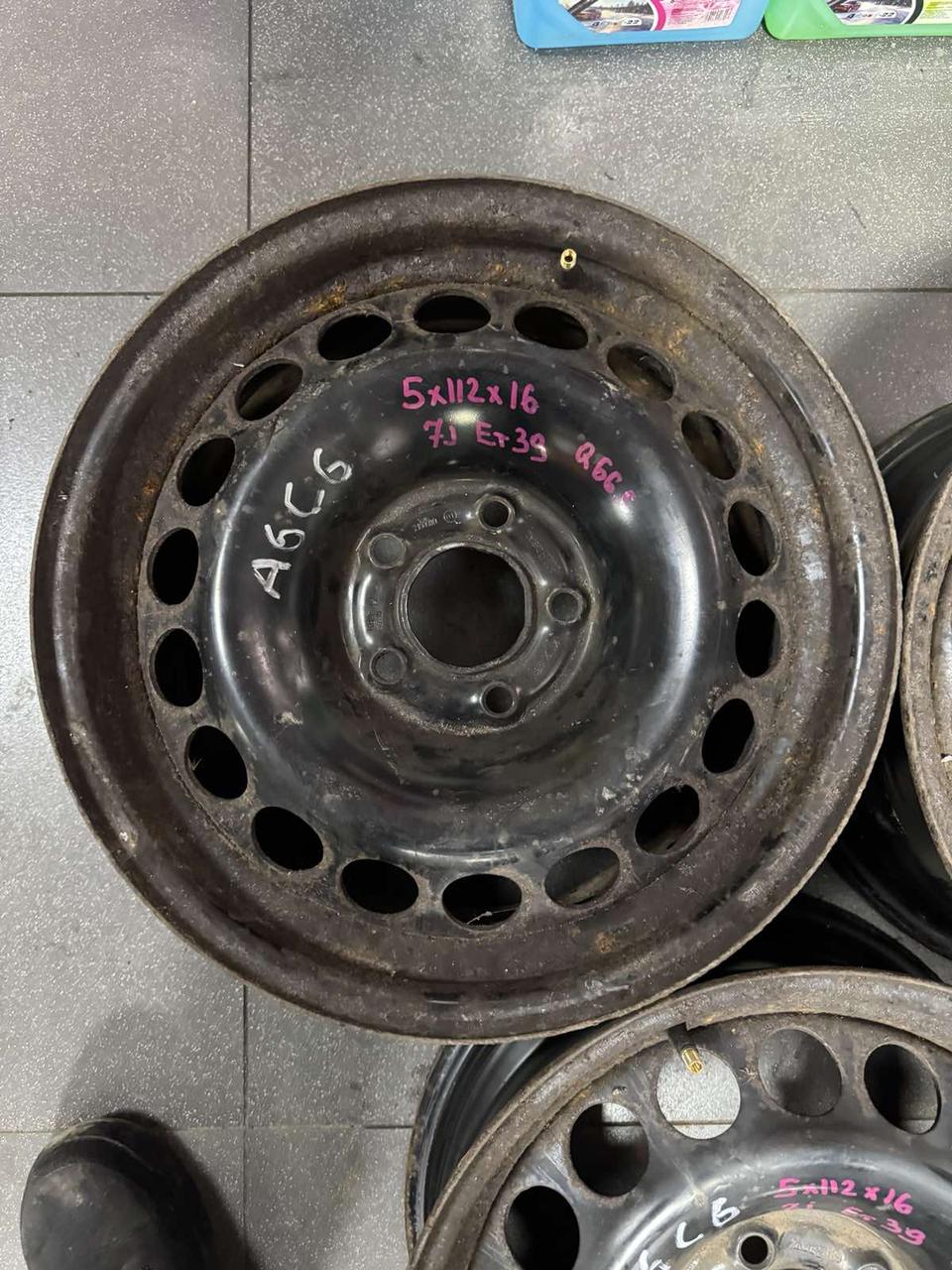 <p>Вітаю зацікавлених на авто розборці Чемпіон !!!<br />
 Предметом оголошення є Диск Металевий 5 112 R 16 7J Et39 Цо 66, Vw Audi Seat Skoda</p>
 
 <p>Ціна вказана за 1шт!<br />
 &nbsp;</p>
 
 <p>Детальні фото та інформація за телефоном<br />
 Відправка по усій Україні за передоплатою на транспортні витрати<br />
 Більш детальні фото надсилаємо на вайбер<br />
 Запрошуємо до перегляду інших оголошень</p> — фото 4