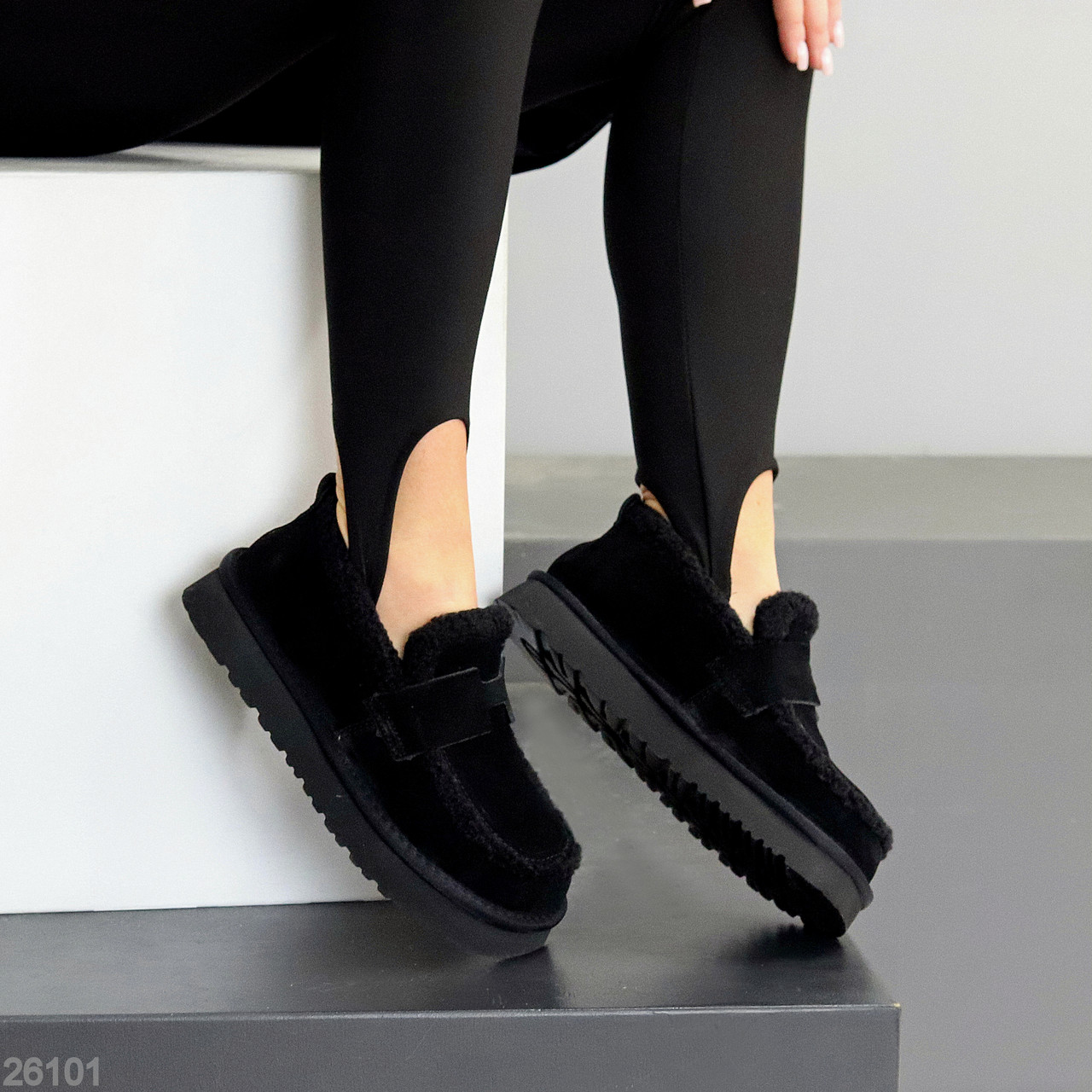 Теплі чорні замшеві ультранизкі уггі автоледі з натуральним хутром, фото 1