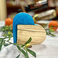 Кухонна дошка "Серце" з оливкового дерева та епоксидної смоли