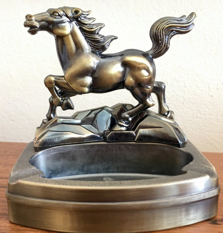 Металева попільничка для стола з інтегрованою запальничкою, дизайн кінь, що біжить 12 × 8 см, фото 1