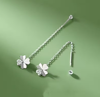 Довгі сережки з чотирилисником та гвинтовою застібкою тонкі гіпоалергенні сережки для чутливої шкіри. Довжина 7 см.