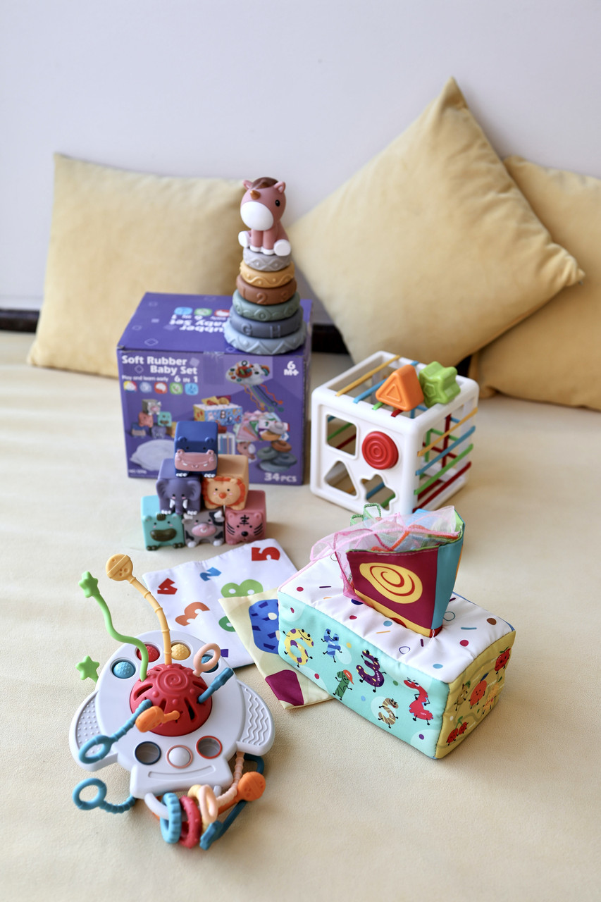 Набір для розвитку від 6 міс (кубики, брязкальця, фигурка, пирамидка, серветки, мішечок, куб із формами), фото 1
