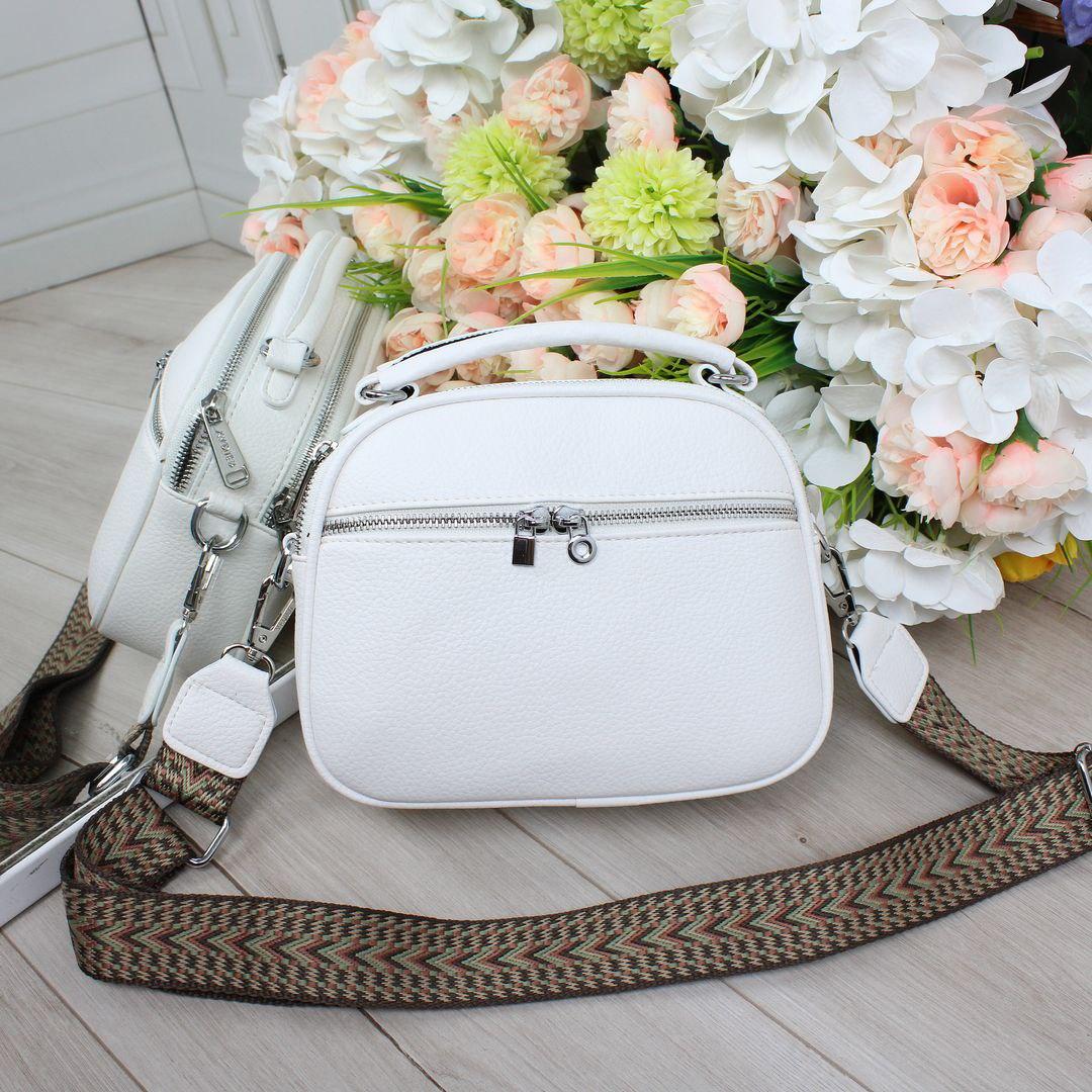 Маленька жіноча сумка сумочка на широкому ремені біла екошкіра